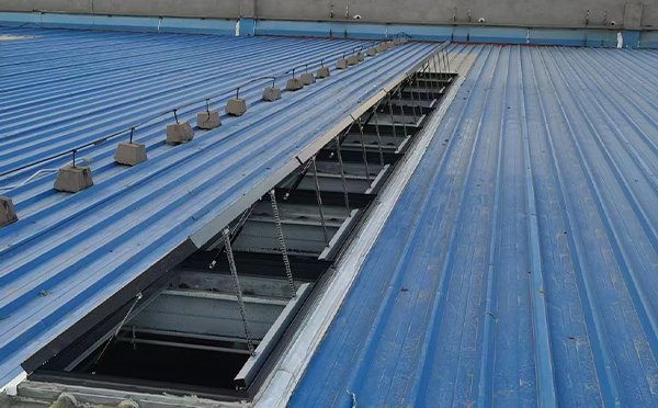 某城市大型商业综合体中庭且末排烟窗工程