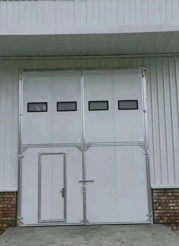 且末工业门在设备装配车间出入口的实施记录