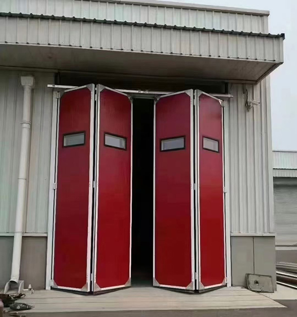 且末工业折叠门在大型装配车间出入口的应用实例